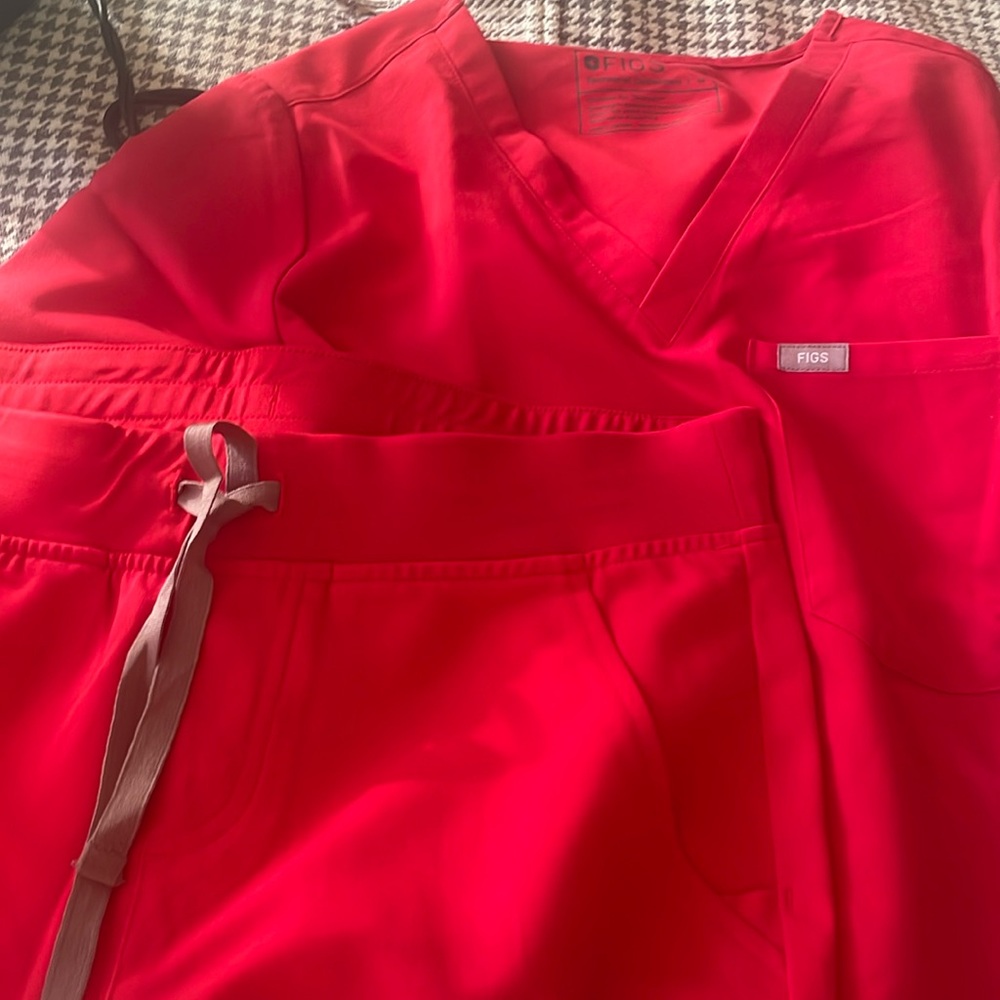 Red color figs the pants come with pockets